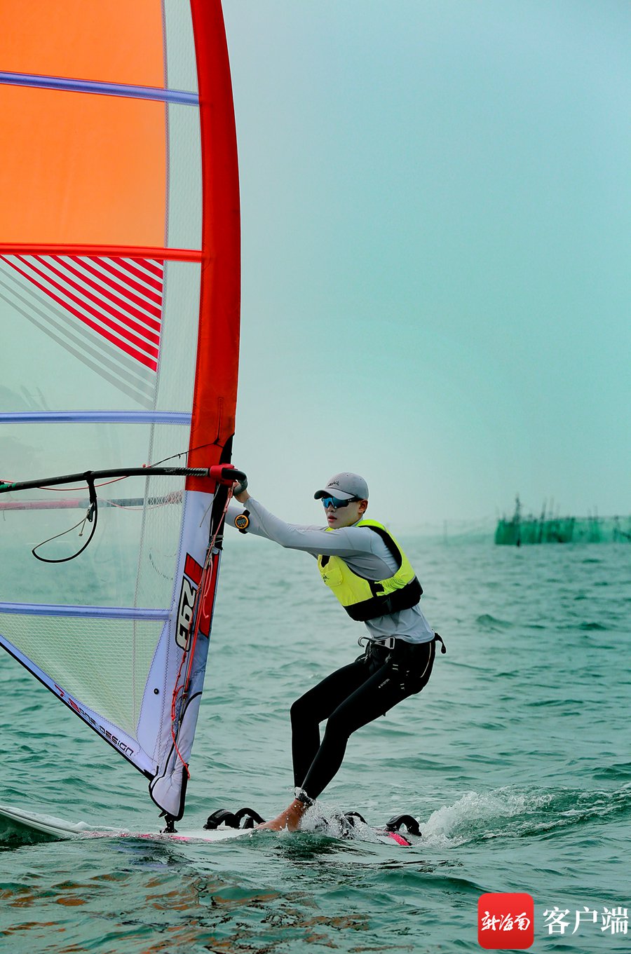 九游中国官网-帆船比赛选手海上激战，最终乘风破浪