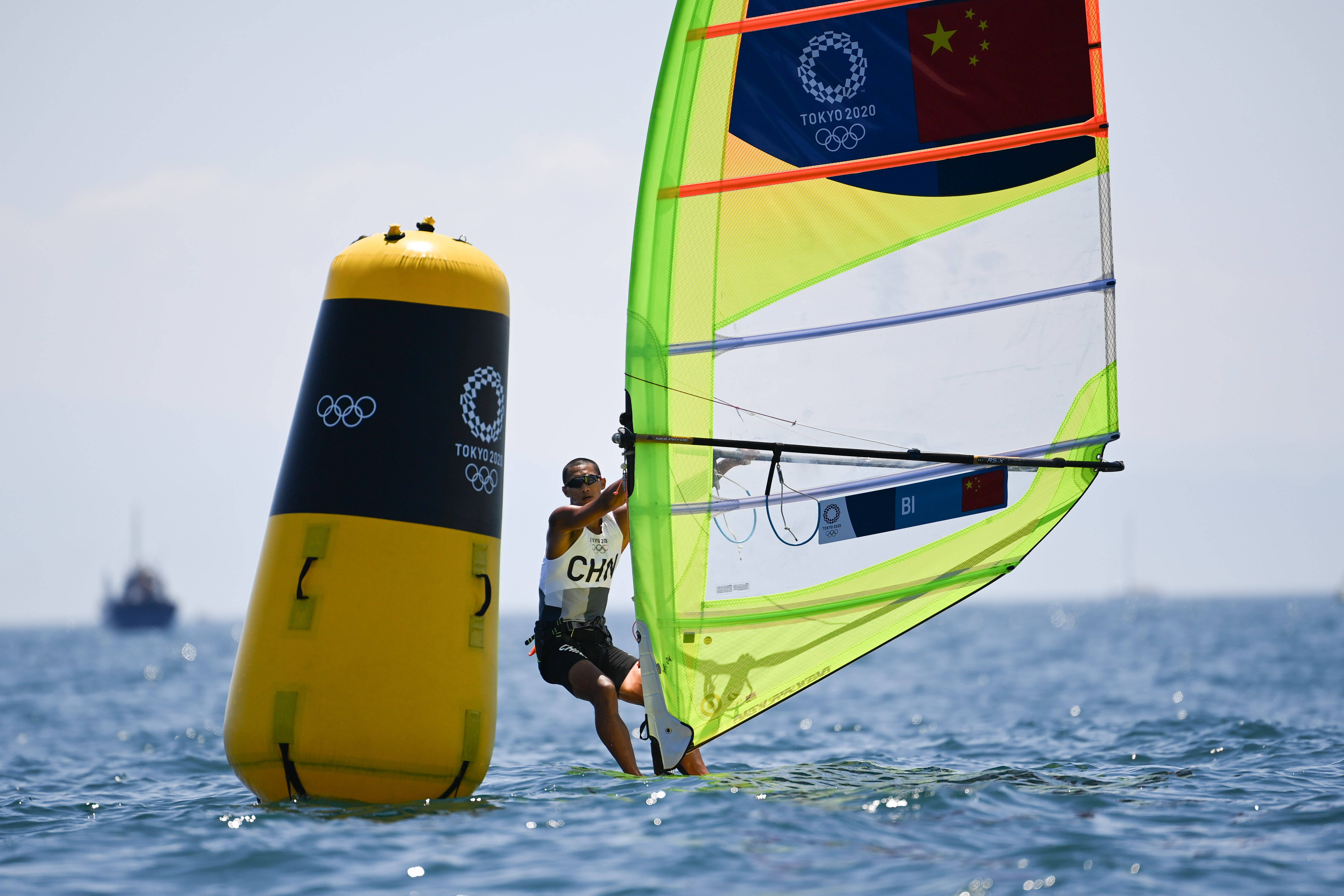 帆船比赛选手海上激战，最终乘风破浪