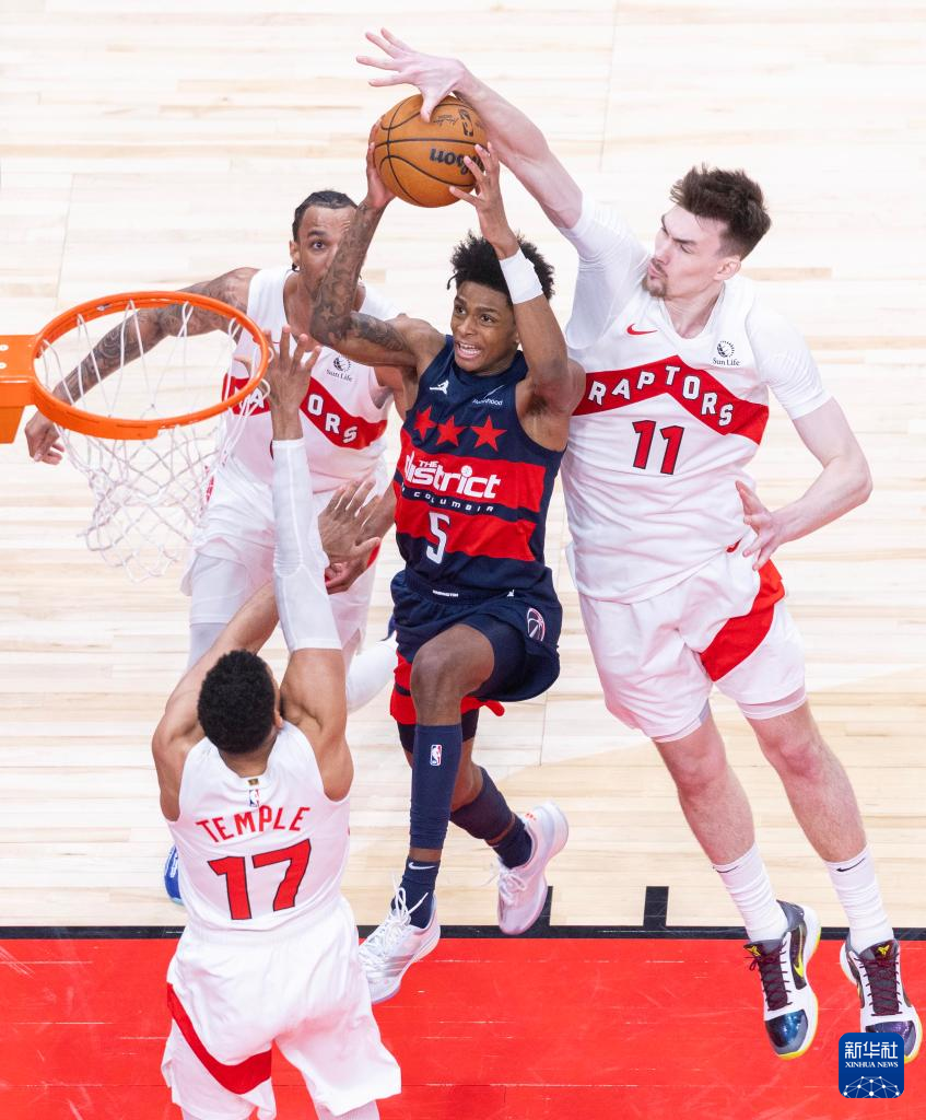 九游新闻-猛龙队在比赛中狂胜，取得季后赛一席之地